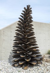 Imposing in its scale and detail, Floyd Elzinga has created another outdoor sculpture inspired by the tall pines that surround his Niagara s…