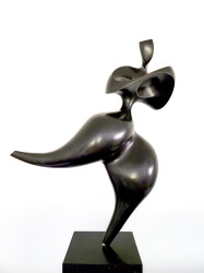At once both elegant and classic, this superb sculpture is the work of Jeremy Guy.
