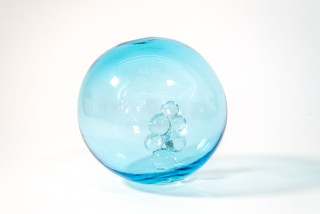 When sunlight shines through this azure blue glass globe, the colours are reminiscent of the waters of the Caribbean Sea.