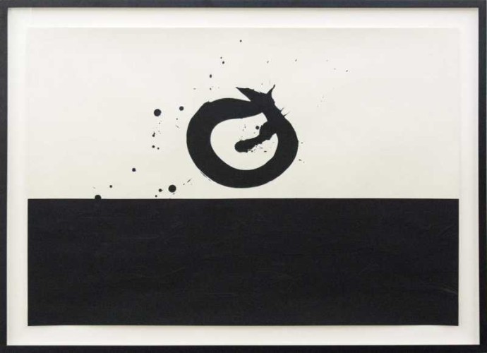 Above a wide strip of black on a white ground floats a rough circle rendered in a single calligraphic brushstroke.