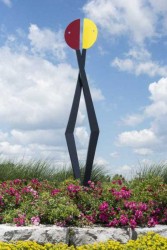 Bold, clean lines and vivid colours attract the viewer’s eye to this minimalist sculpture by Robert Clarke Ellis.