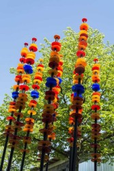 Hand blown glass rings of bright red, orange, yellow and blue are stacked organically on ten stems in this brilliant outdoor sculpture by Su…