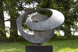 This lyrical and elegant contemporary sculpture is by David Chamberlain whose work is collected and admired around the world.