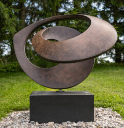 This lyrical and elegant contemporary sculpture is by David Chamberlain whose work is collected and admired around the world.