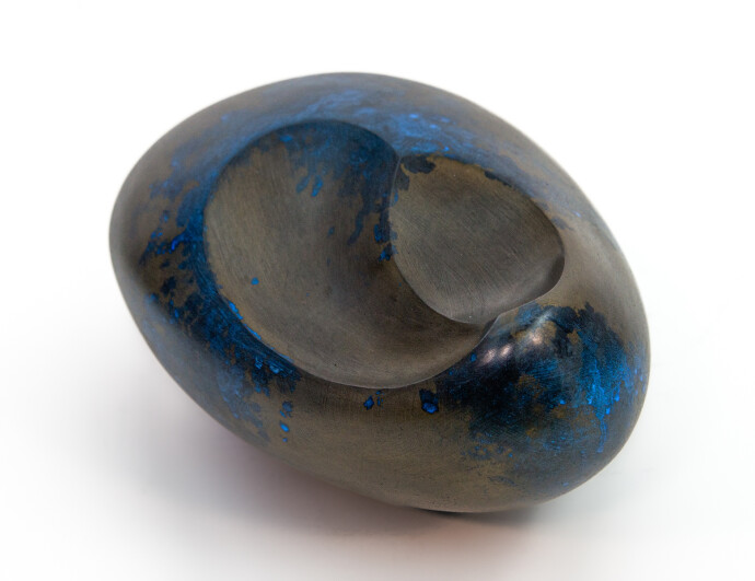 The undulating gentle curves of this sculpture by artist Jana Osterman emulate organic egg shaped forms found in nature.