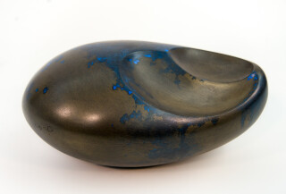 The undulating gentle curves of this sculpture by artist Jana Osterman emulate organic egg-shaped forms found in nature.