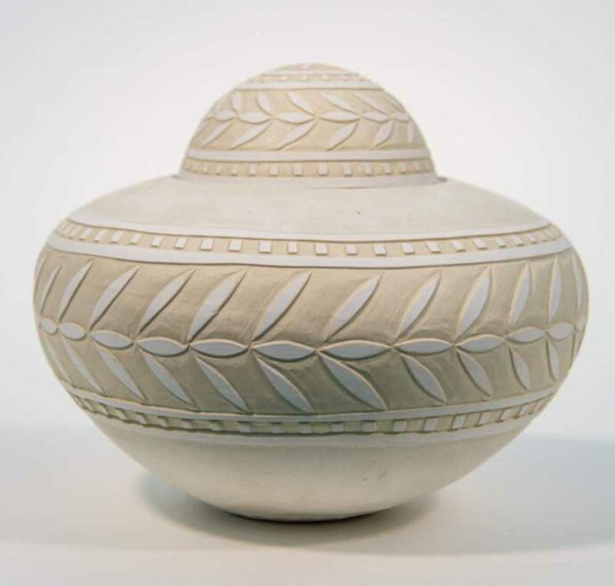 Reminiscent of the ceramic vessels used in ancient cultures, Loren Kaplan creates beautiful porcelain jars decorated with finely engraved de…