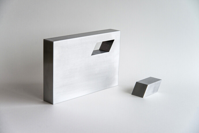 The clean bold lines of this sculpture by California artist Lori Cozen-Geller is accentuated by the artist’s choice of brushed aluminum.