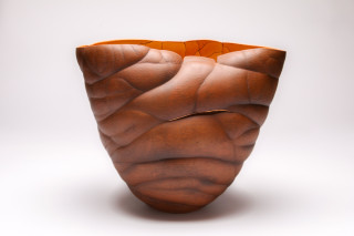 Paul Murray creates distinctive porcelain pieces Inspired by forms and patterns found in nature.